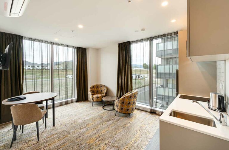 Lq Queenstown One Bedroom Apartment 001